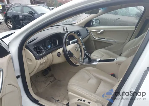 2015 Volvo S60 T5 Premier z USA, uszkodzony, nr VIN YV126MFKXF1337912